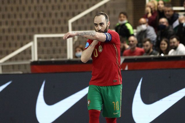 Ricardinho com a braçadeira de capitão da Seleção Nacional. Foto A BOLA