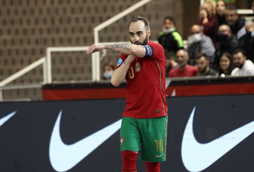 Ricardinho com a braçadeira de capitão da Seleção Nacional. Foto A BOLA