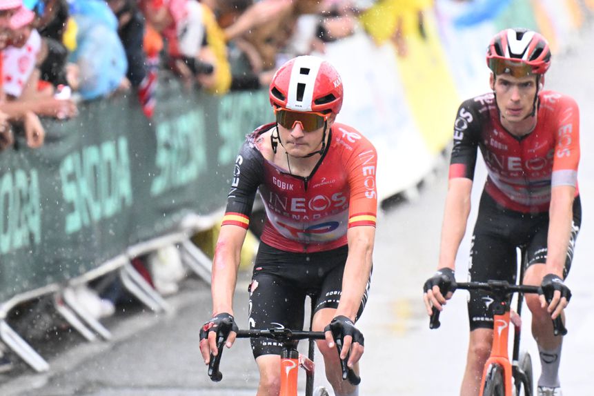 Carlos Rodríguez, à esquerda, à chegada da 17.ª etapa