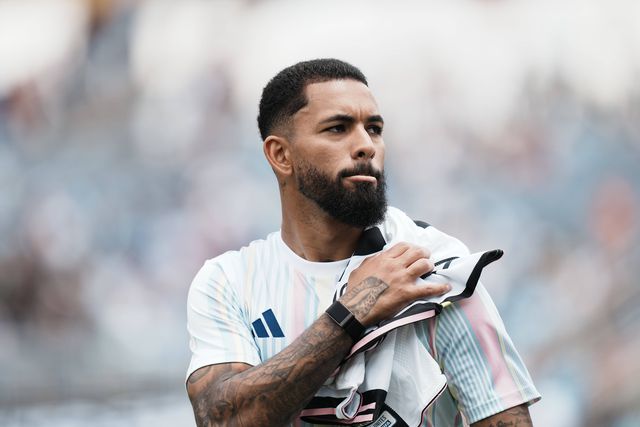 Douglas Luiz na porta de saída da Juventus