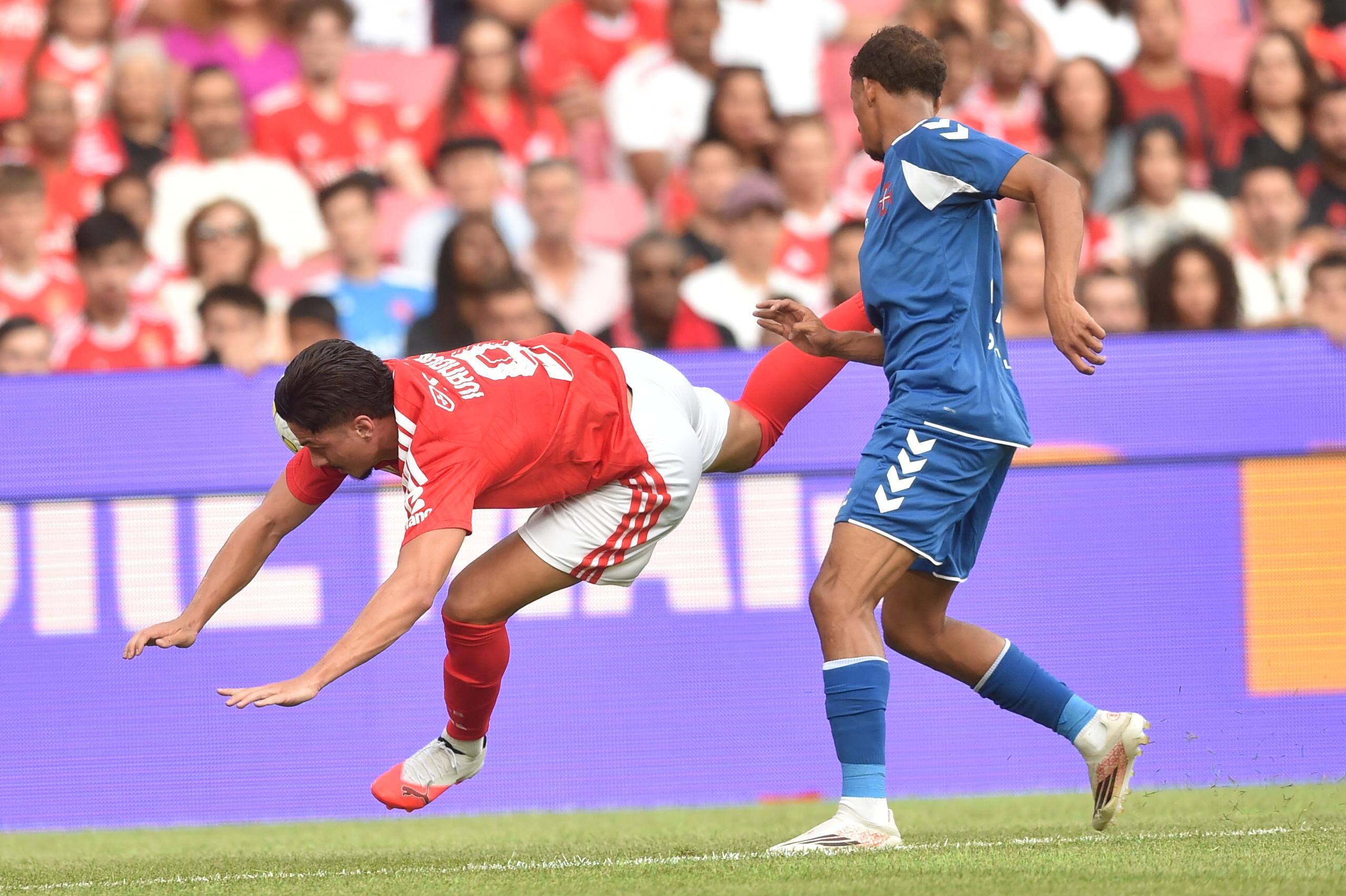 Ivanovic a cair no Benfica-Belenenses - Foto: Miguel Nunes