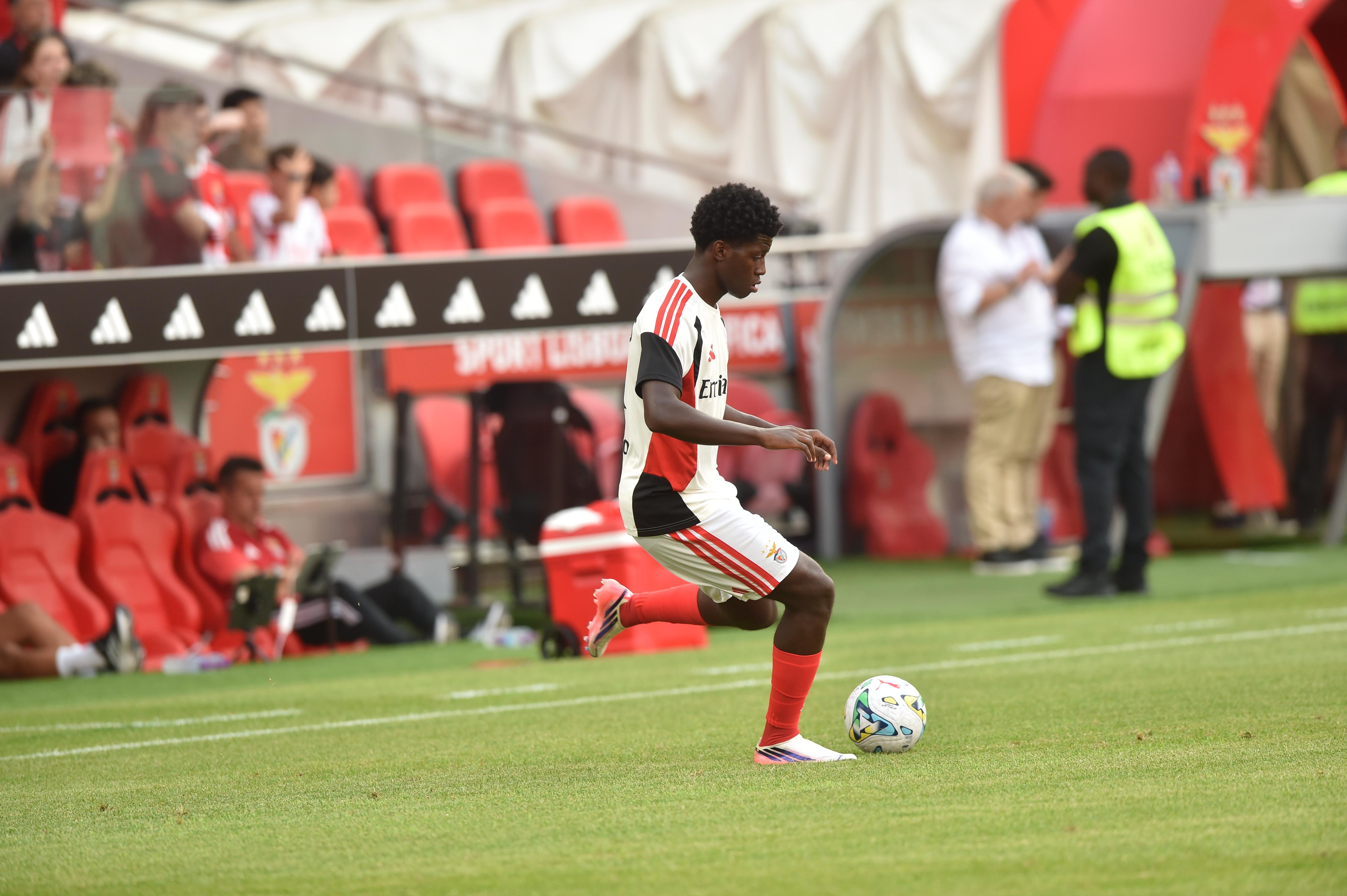 Anísio Cabral no aquecimento do Benfica-Belenenses - Foto: Miguel Nunes