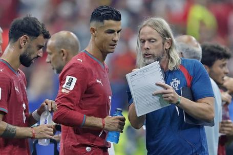 Austin MacPhee, especialista de bolas paradas de Portugal com Roberto Martínez