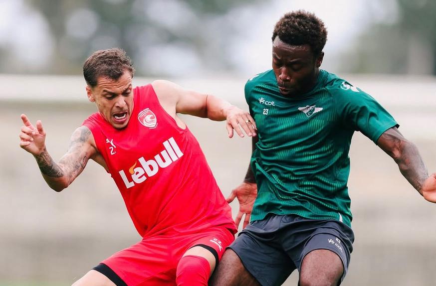 Nile John em ação, no teste com o Santa Clara - Foto: Moreirense
