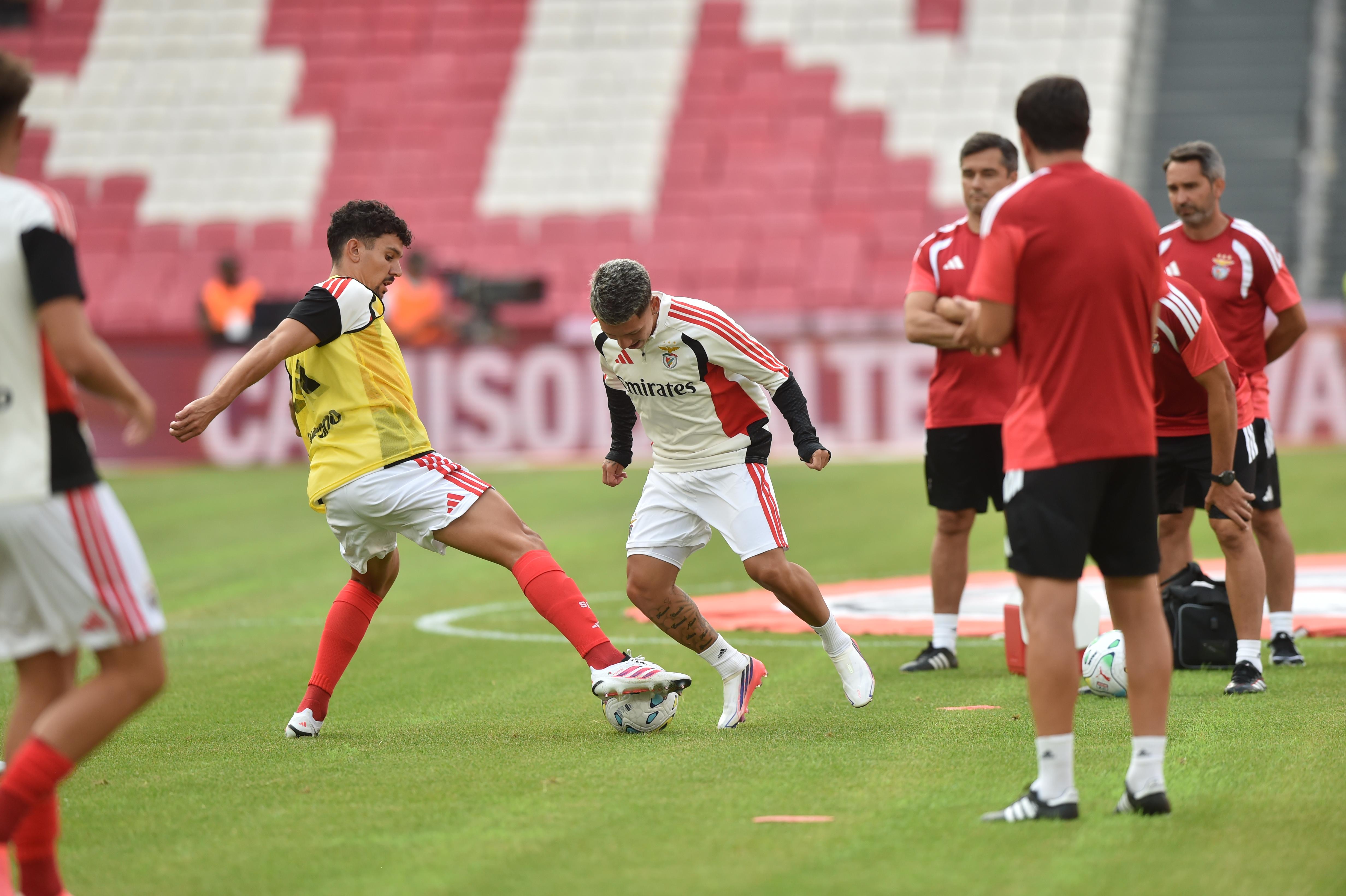 Tomás Araújo e Prestianni no aquecimento do Benfica-Belenenses - Foto: Miguel Nunes