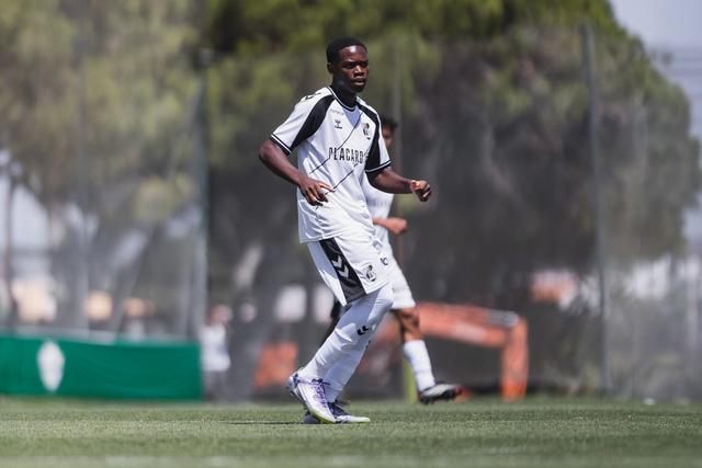 Antenory (16 anos) chegou ao castelo para integrar os escalões de formação, mas já joga pela equipa principal - Foto: V. Guimarães