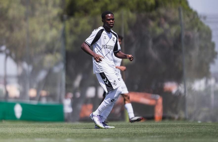 Antenory (16 anos) chegou ao castelo para integrar os escalões de formação, mas já joga pela equipa principal - Foto: V. Guimarães