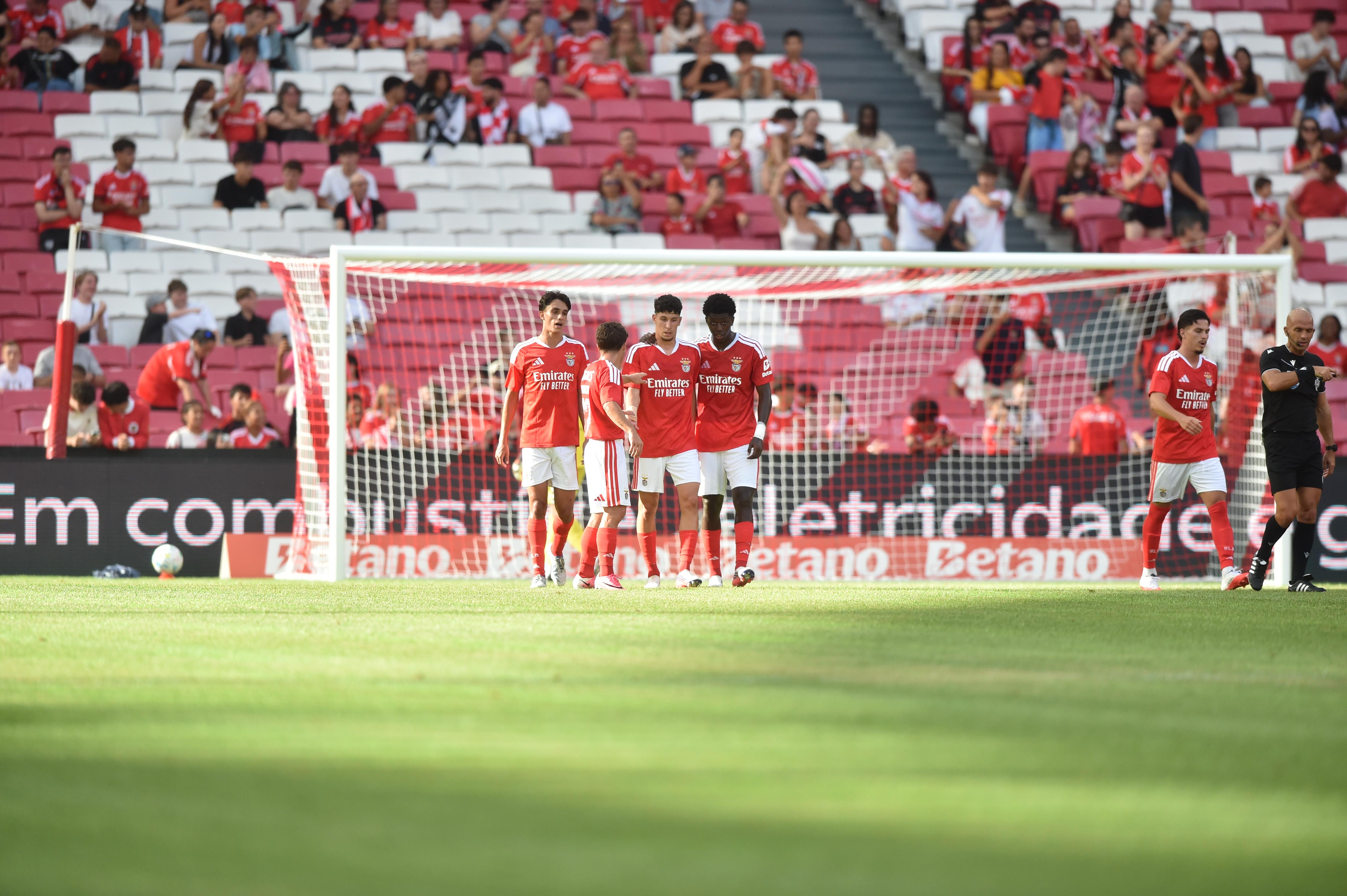 Erro de Rui Silva deu golo do Belenenses, jogadores do Benfica consolam - Foto: Miguel Nunes