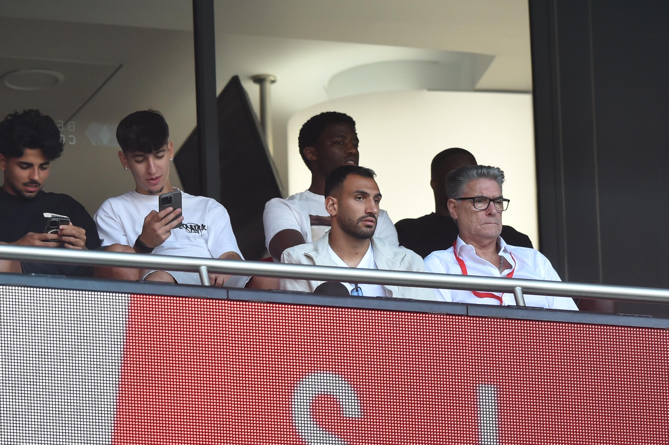 Vangelis Pavlidis nas bancadas da Luz para o Benfica-Belenenses - Foto: Miguel Nunes