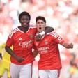 Anísio Cabral a festejar o primeiro golo do Benfica ao Belenenses com José Neto - Foto: Miguel Nunes