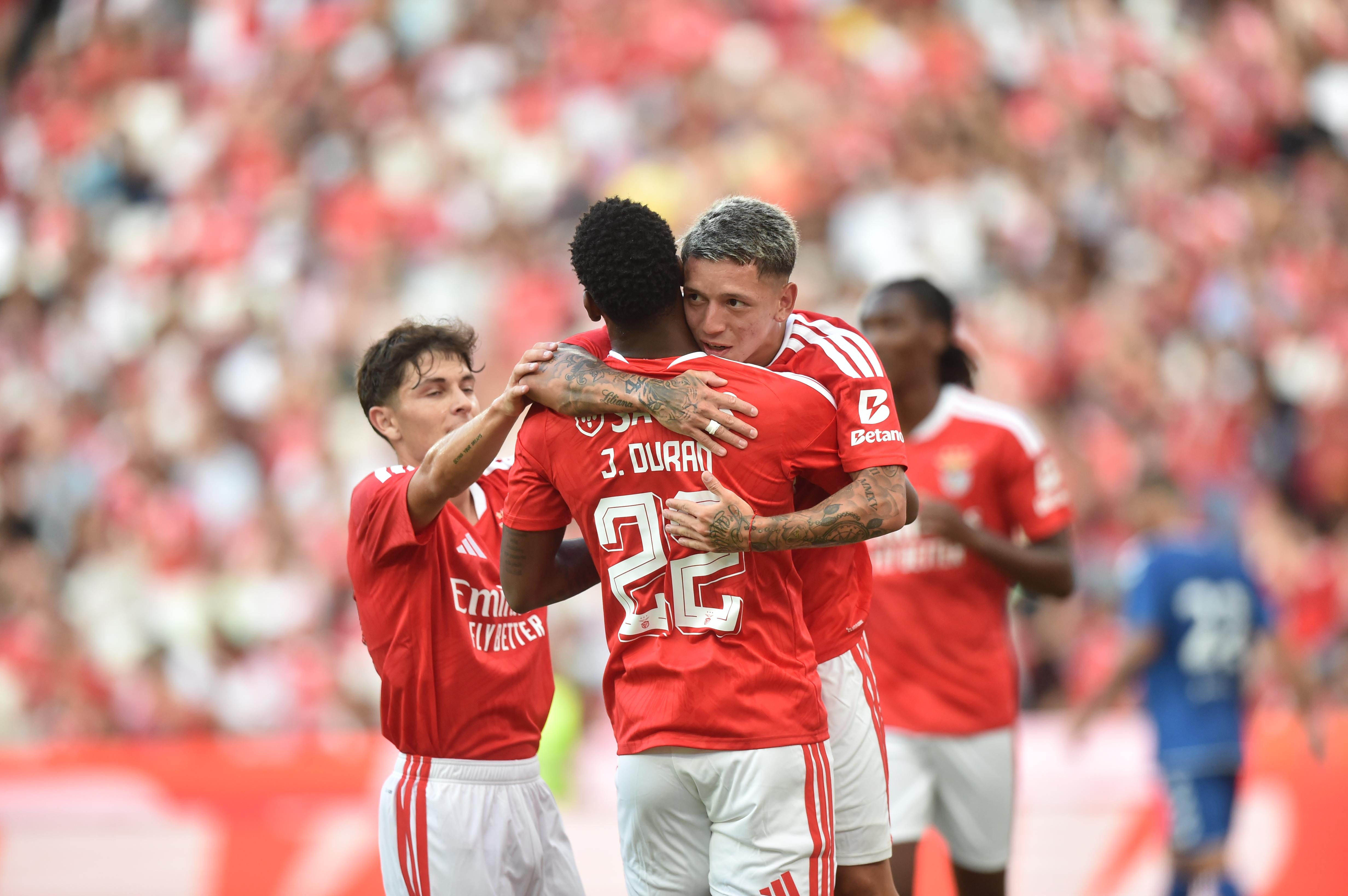 Prestianni a agradecer a Durán o 5-1 no Benfica-Belenenses - Foto: Miguel Nunes