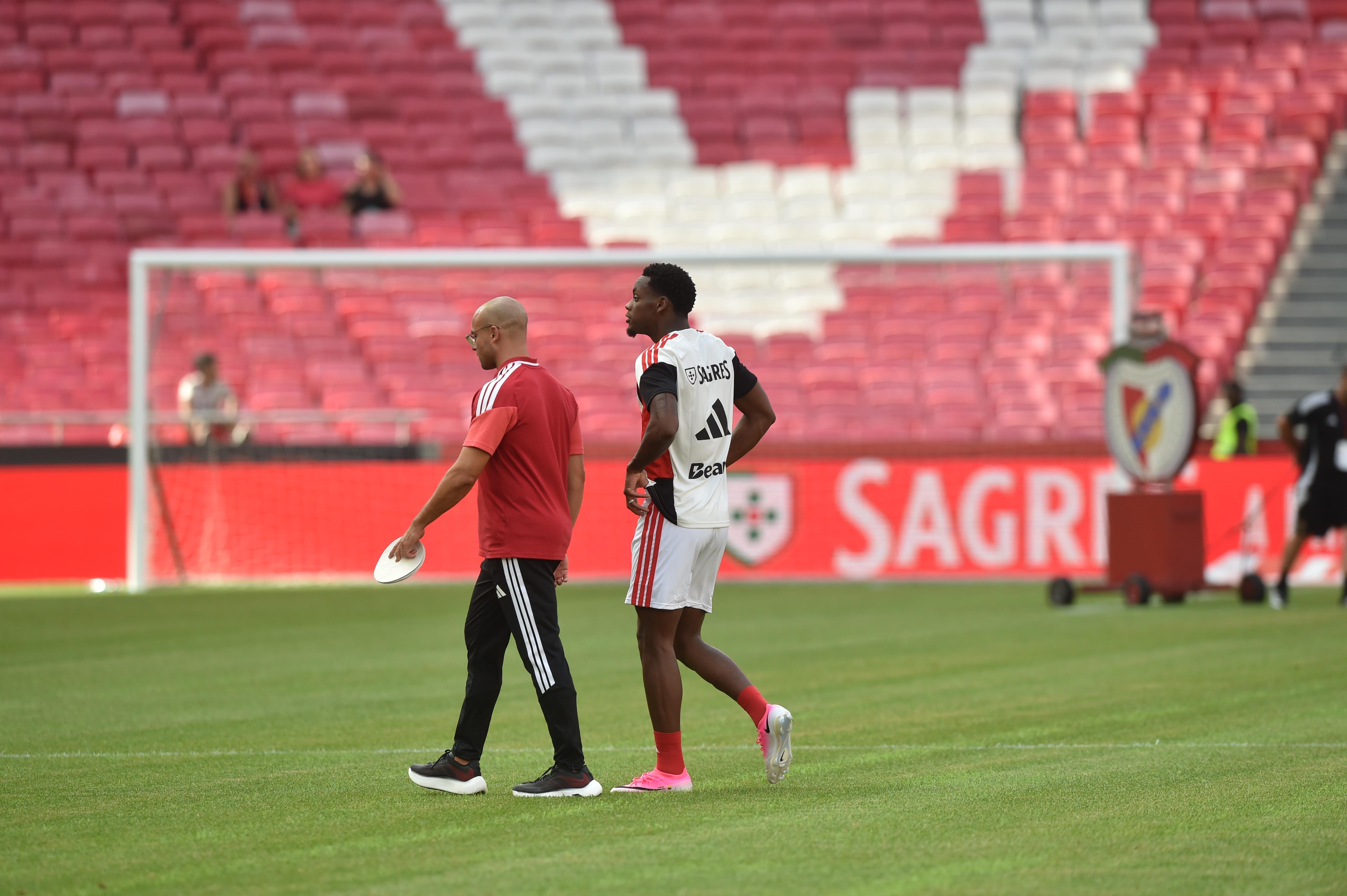 Jhon Durán antes do aquecimento do Benfica-Belenenses - Foto: Miguel Nunes