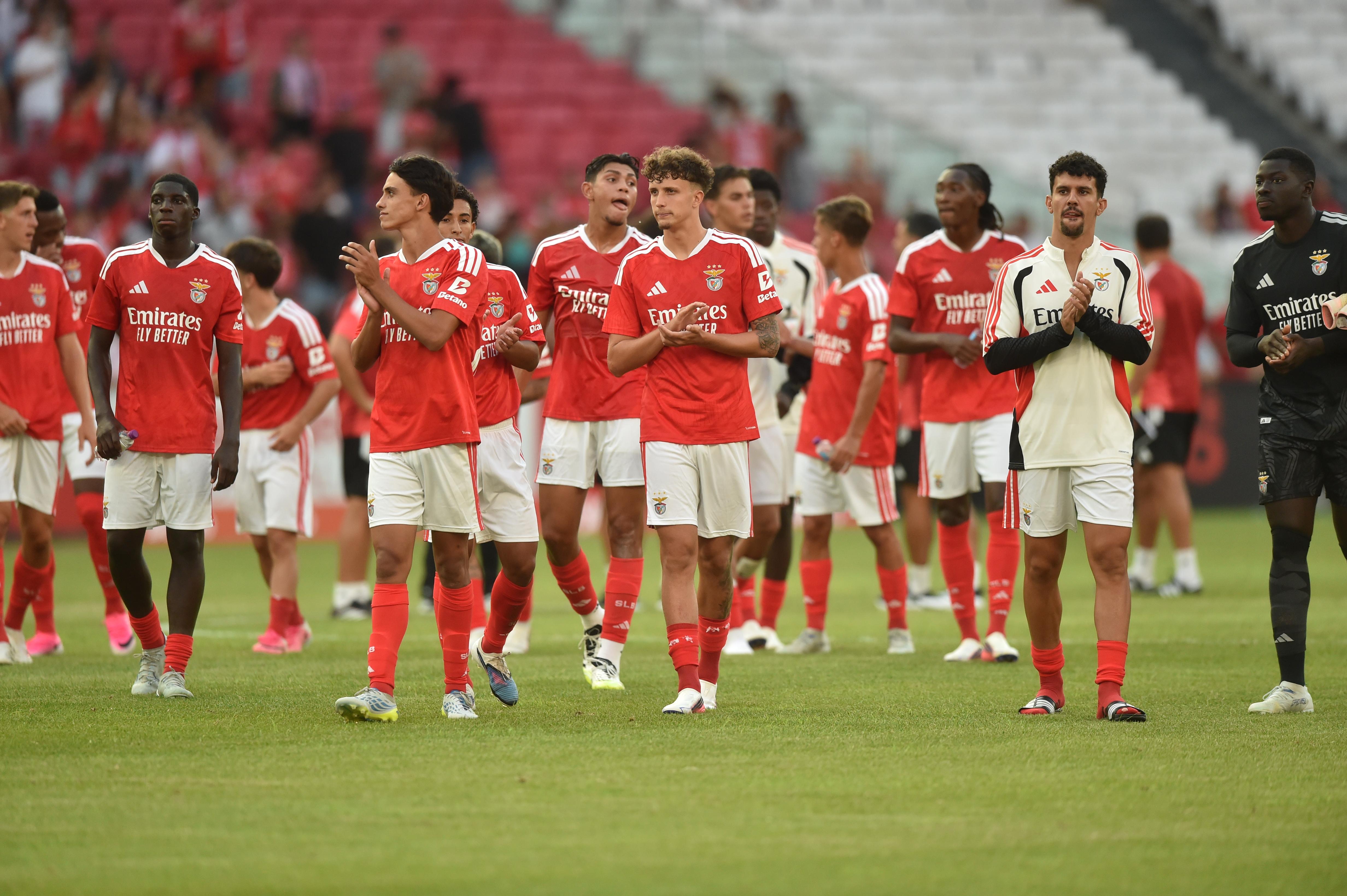 Jogadores do Benfica a agradecerem o apoio dos adeptos na goleada ao Belenenses - Foto: Miguel Nunes