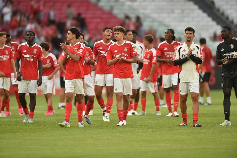 Jogadores do Benfica a agradecerem o apoio dos adeptos na goleada ao Belenenses - Foto: Miguel Nunes