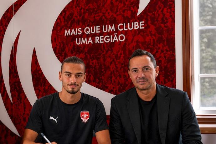 João Vasconcelos deixou o SC Braga e já foi apresentado como novo jogador do Santa Clara — Foto: Santa Clara