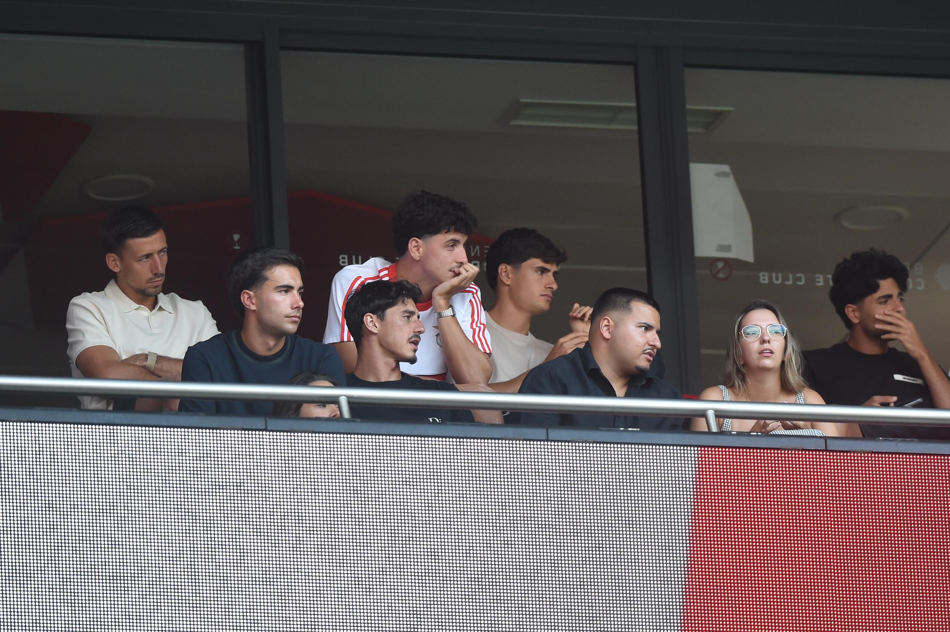 Lenglet, António Silva, Manu Silva e Tiago Gouveia nas bancadas da Luz para o Benfica-Belenenses - Foto: Miguel Nunes