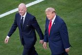 Gianni Infantino com o presidente dos EUA, Donald Trump, na final do Mundial 2026