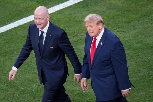 Gianni Infantino com o presidente dos EUA, Donald Trump, na final do Mundial 2026
