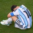 A desilusão de Lionel Messi após perder o título mundial para a Espanha Craque argentino não evitou mesmo as lágrimas — Foto: IMAGO