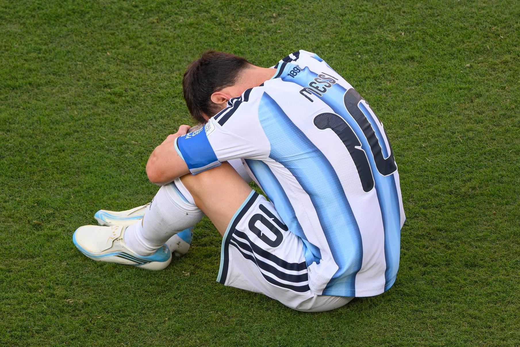 A desilusão de Lionel Messi após perder o título mundial para a Espanha Craque argentino não evitou mesmo as lágrimas — Foto: IMAGO
