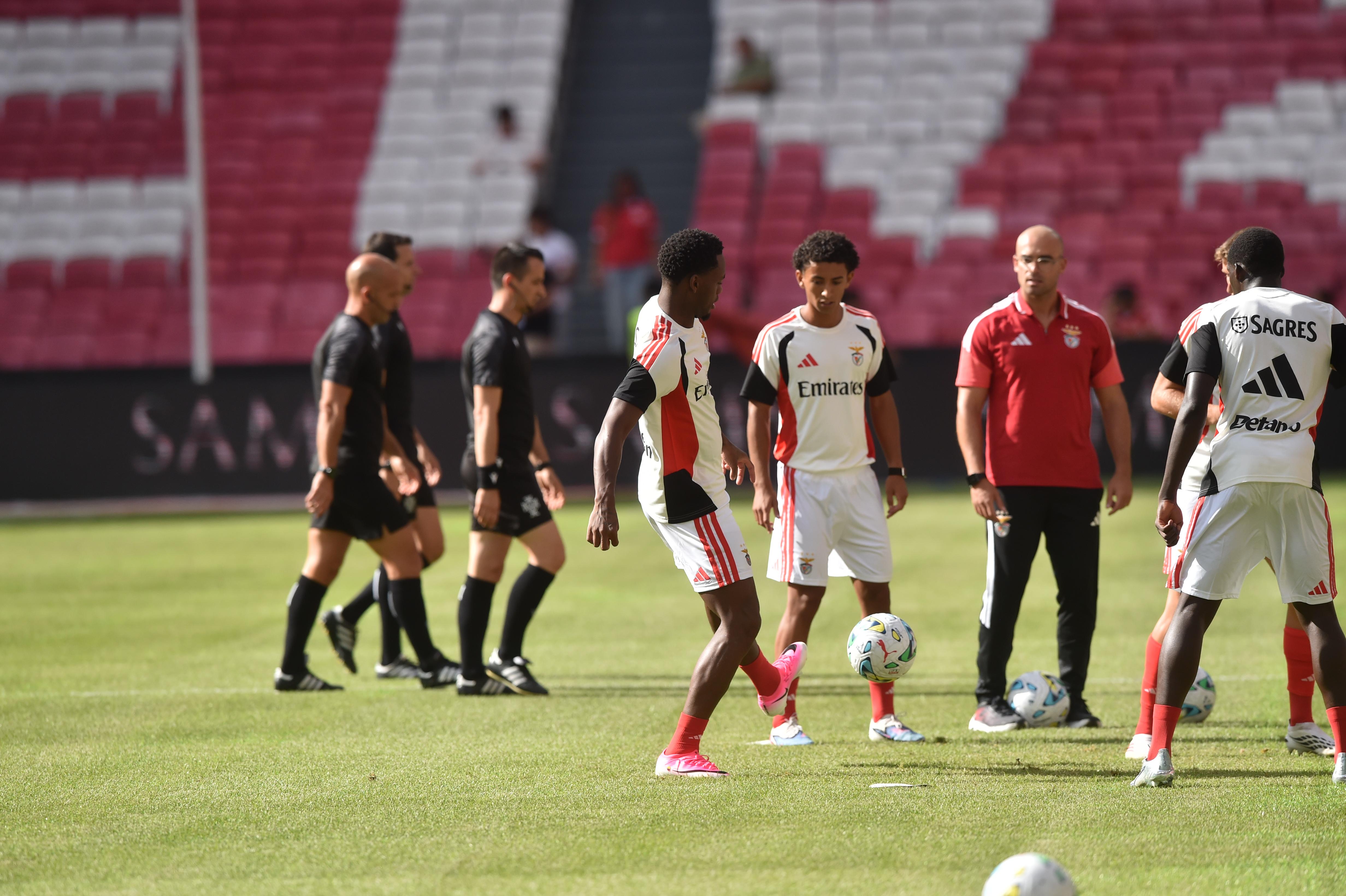 Jhon Durán no aquecimento do Benfica-Belenenses - Foto: Miguel Nunes