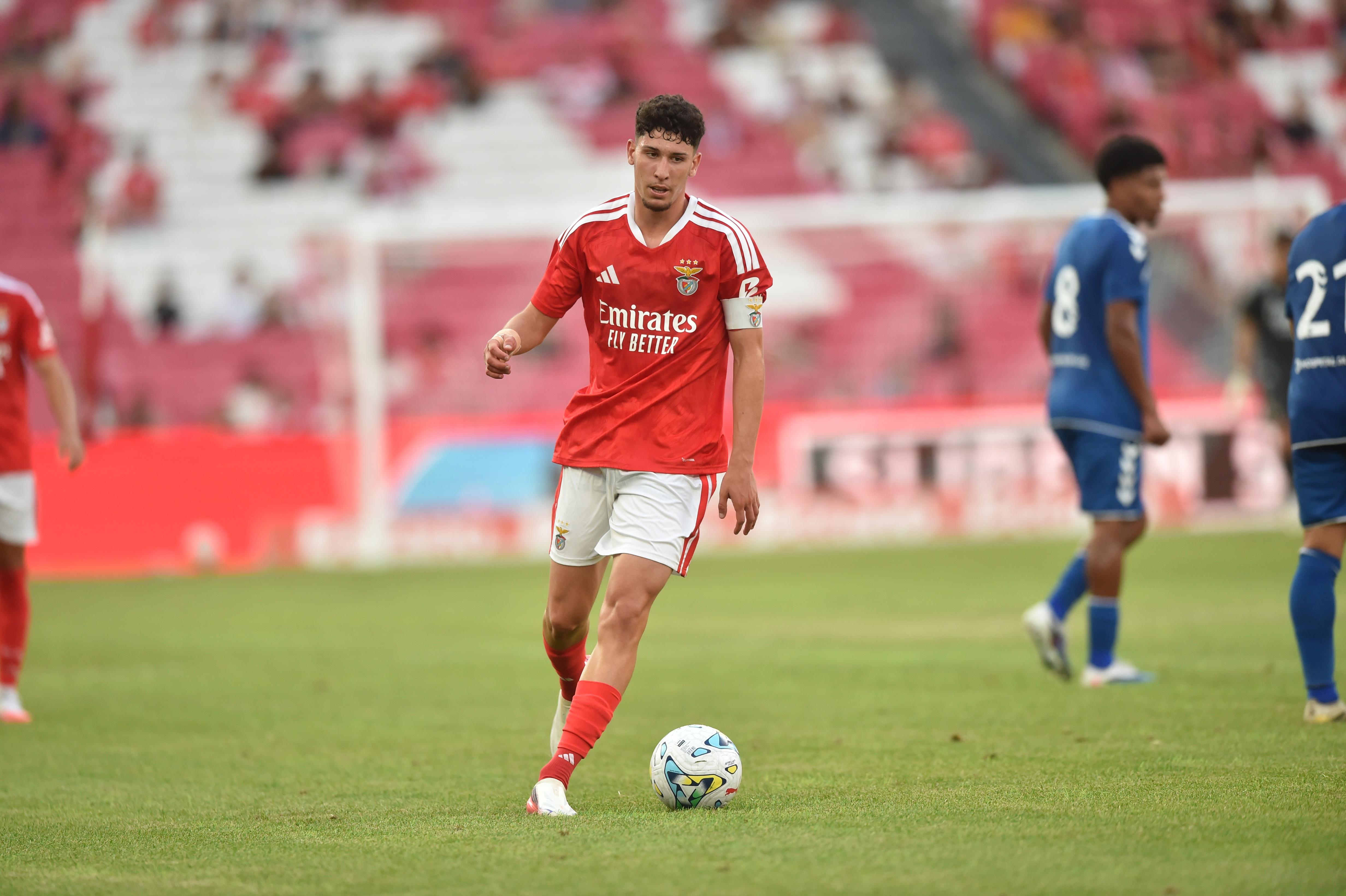 José Neto com a braçadeira de capitão, após sair Tomás Aráujo no Benfica-Belenenses - Foto: Miguel Nunes