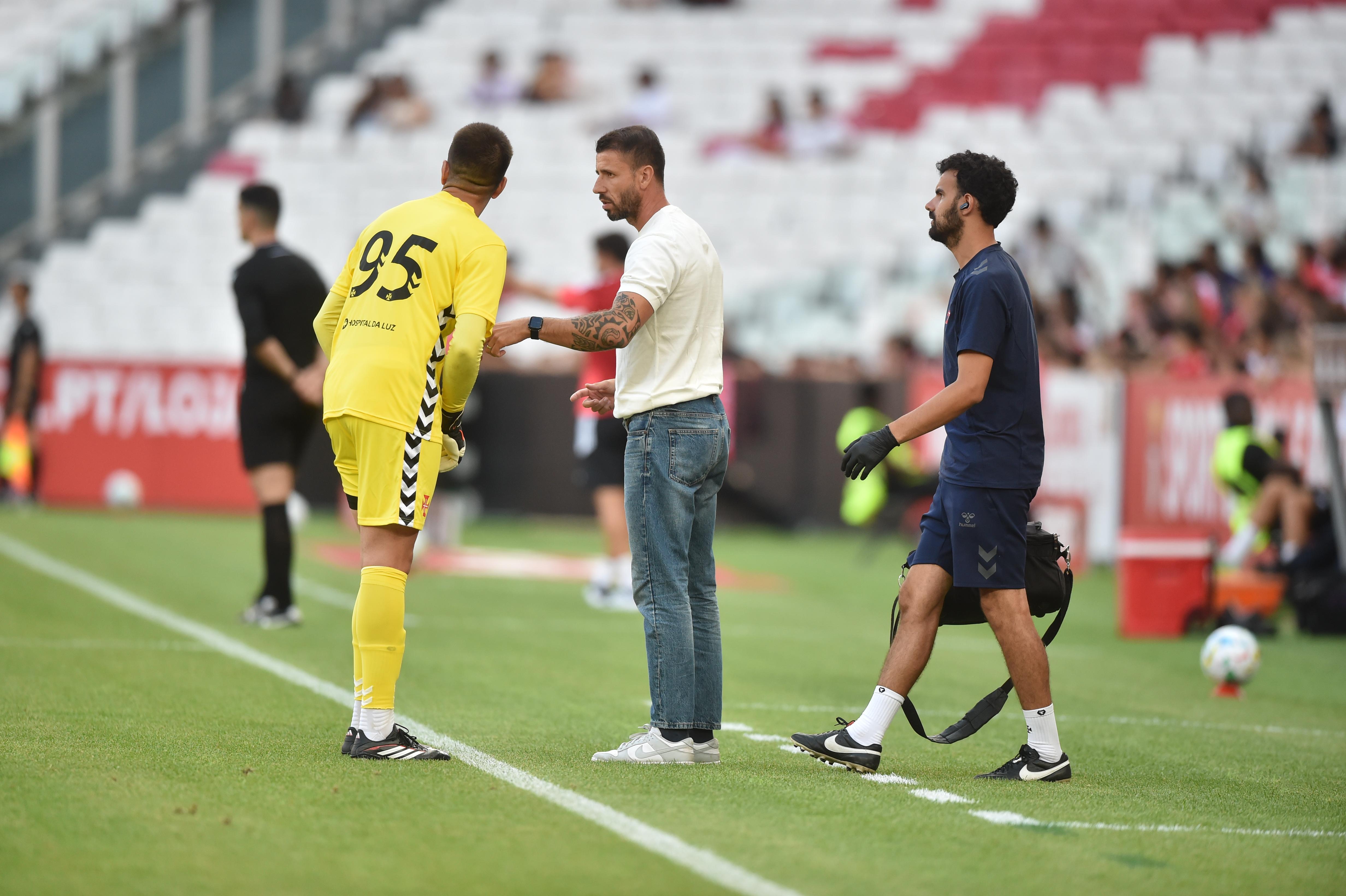 Gonçalo Brandão a falar com o guarda-redes Riechelmann no Benfica-Belenenses - Foto: Miguel Nunes