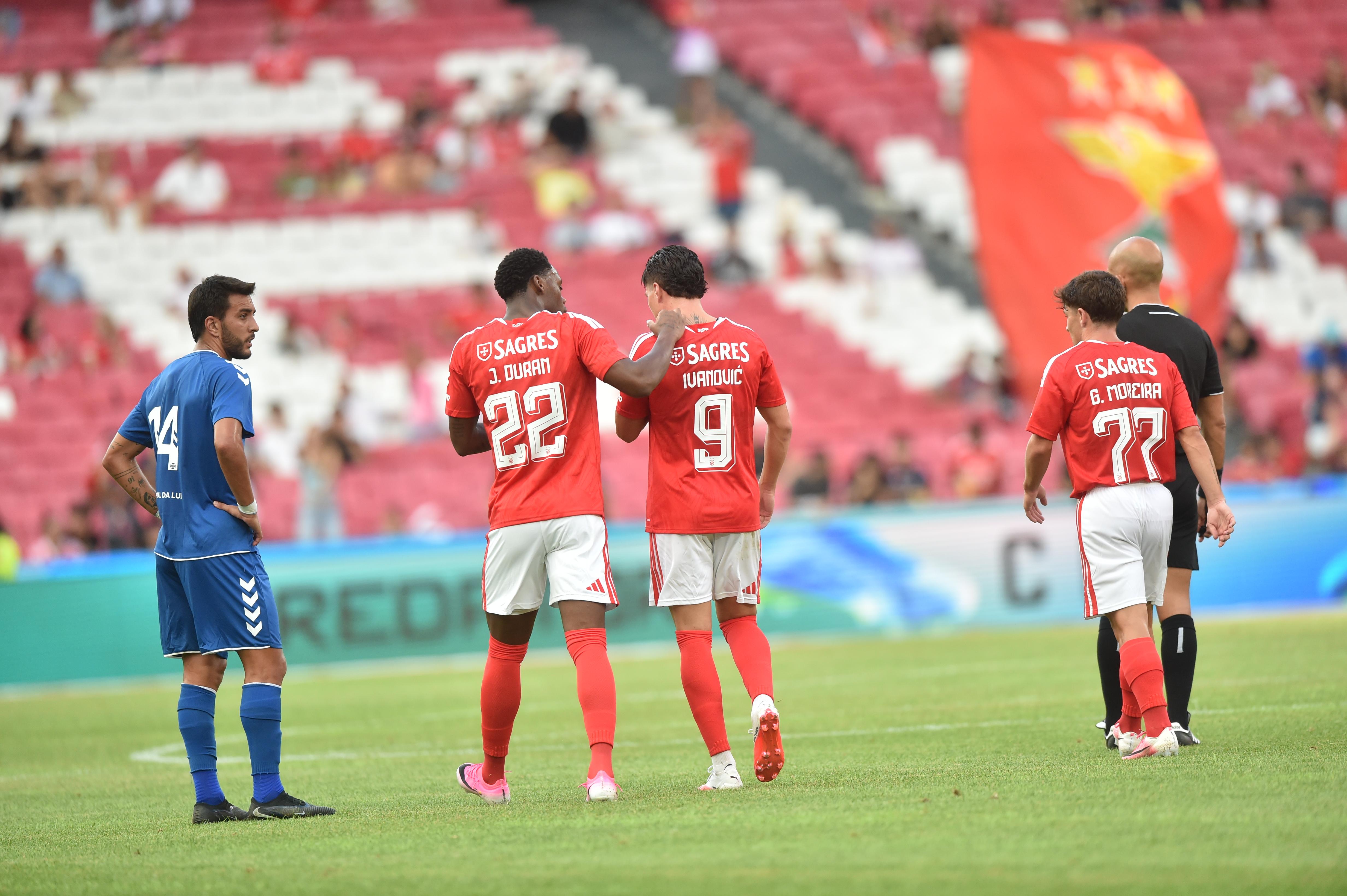 Jhon Durán a falar com Ivanovic no Benfica-Belenenses - Foto: Miguel Nunes
