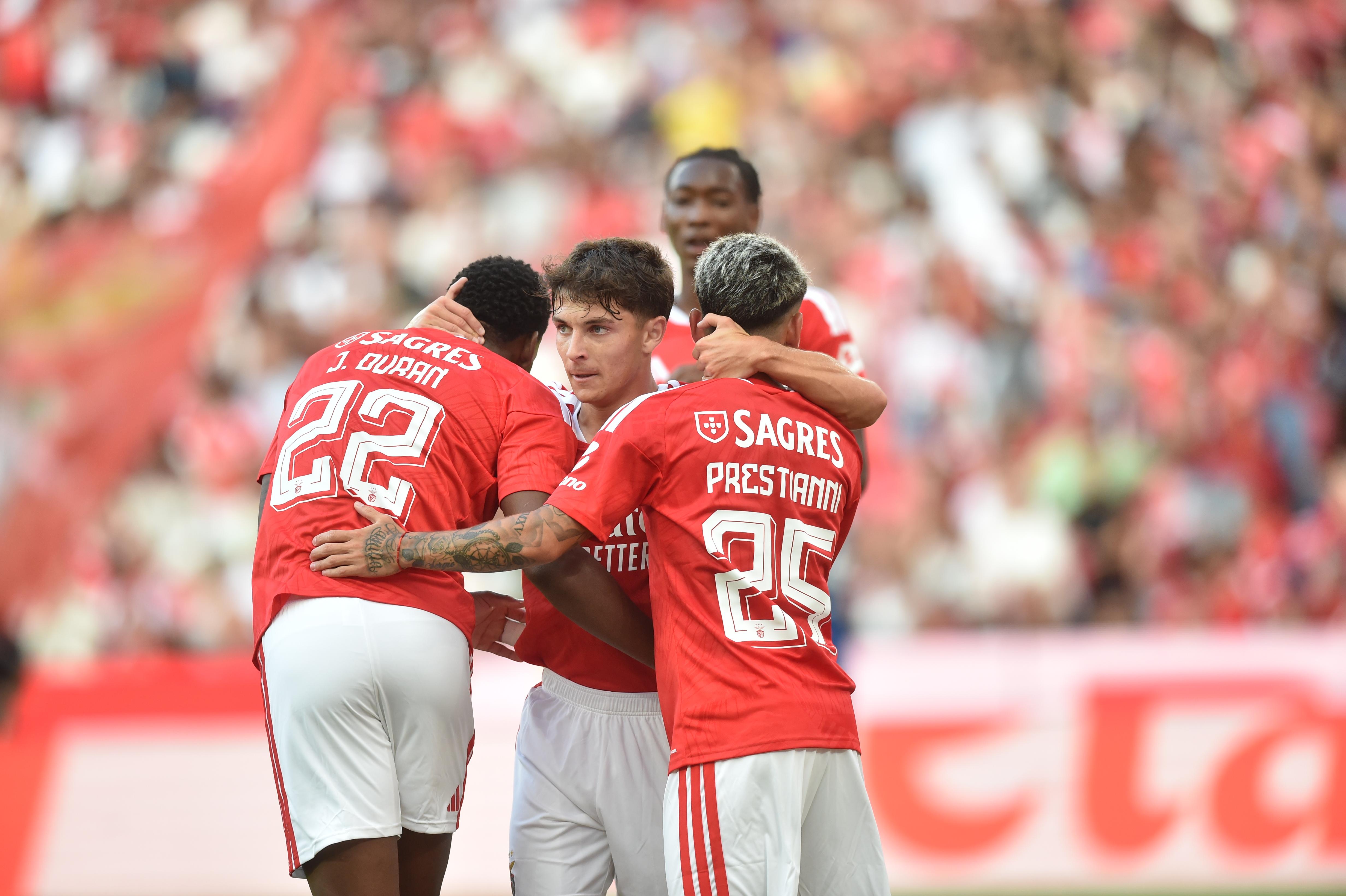 Gonçalo Moreira com Prestianni e Durán no Benfica-Belenenses - Foto: Miguel Nunes