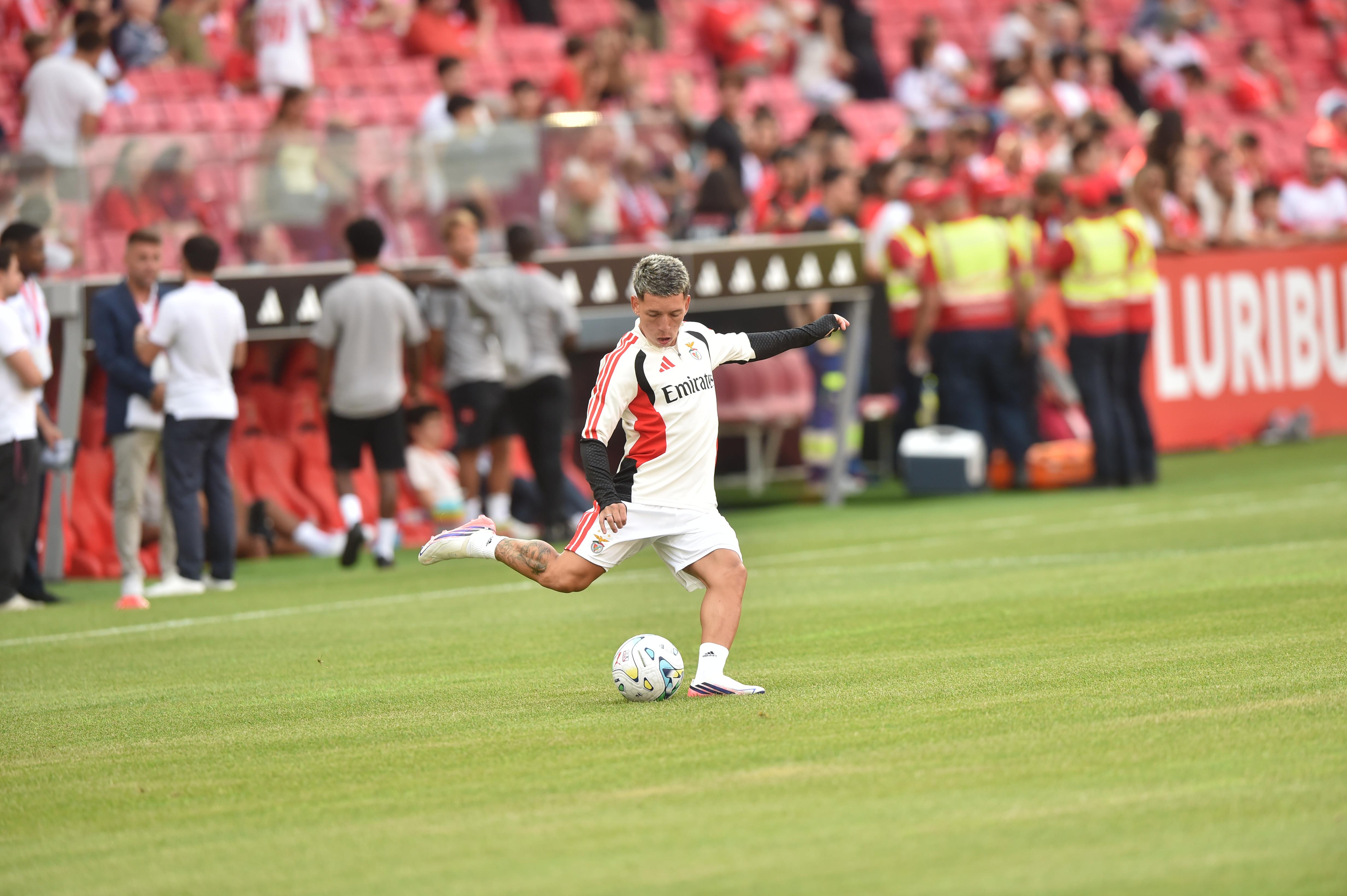 Gianluca Prestianni no aquecimento do Benfica-Belenenses - Foto: Miguel Nunes