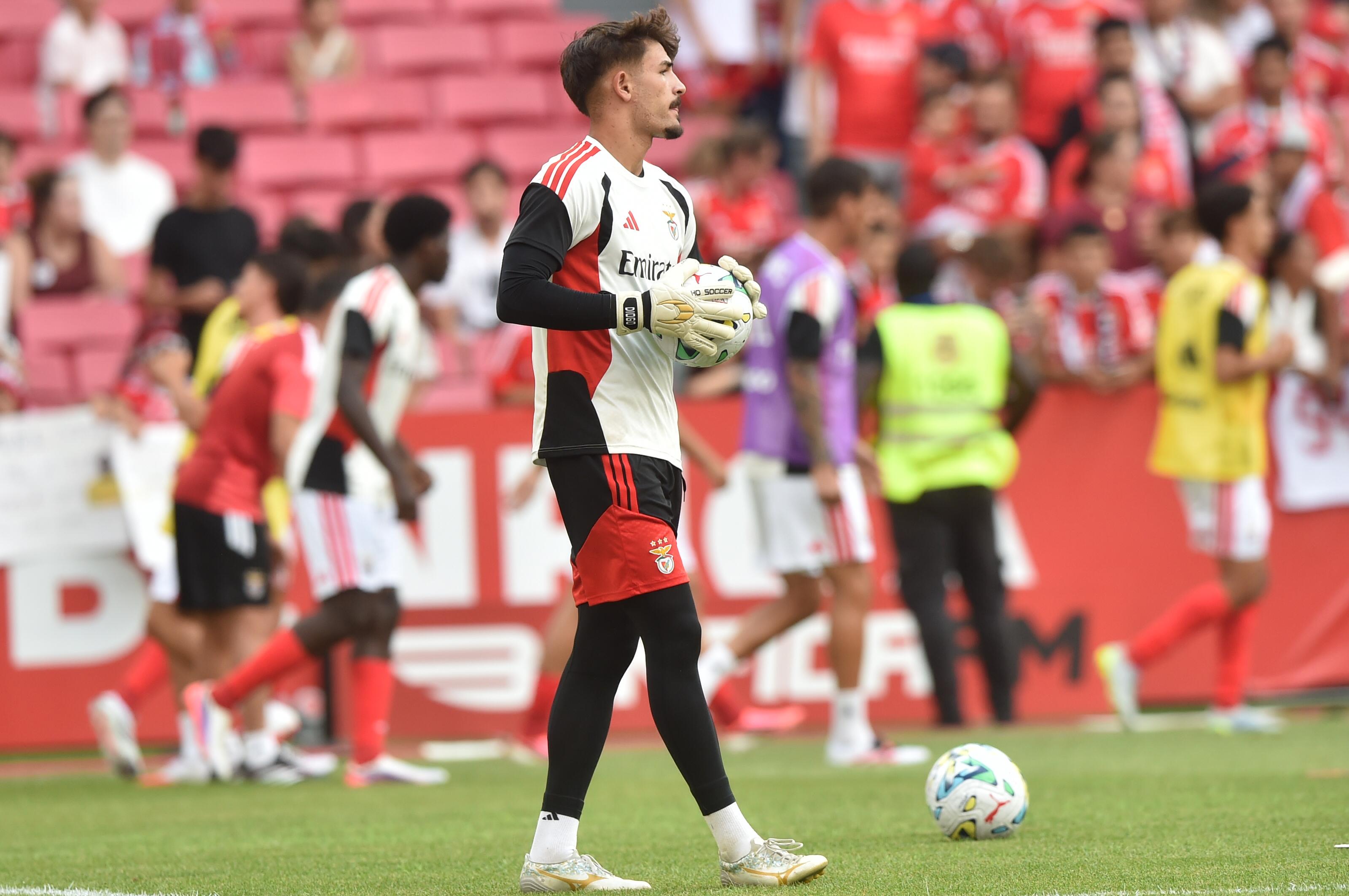 Diogo Ferreira no aquecimento do Benfica-Belenenses - Foto: Miguel Nunes