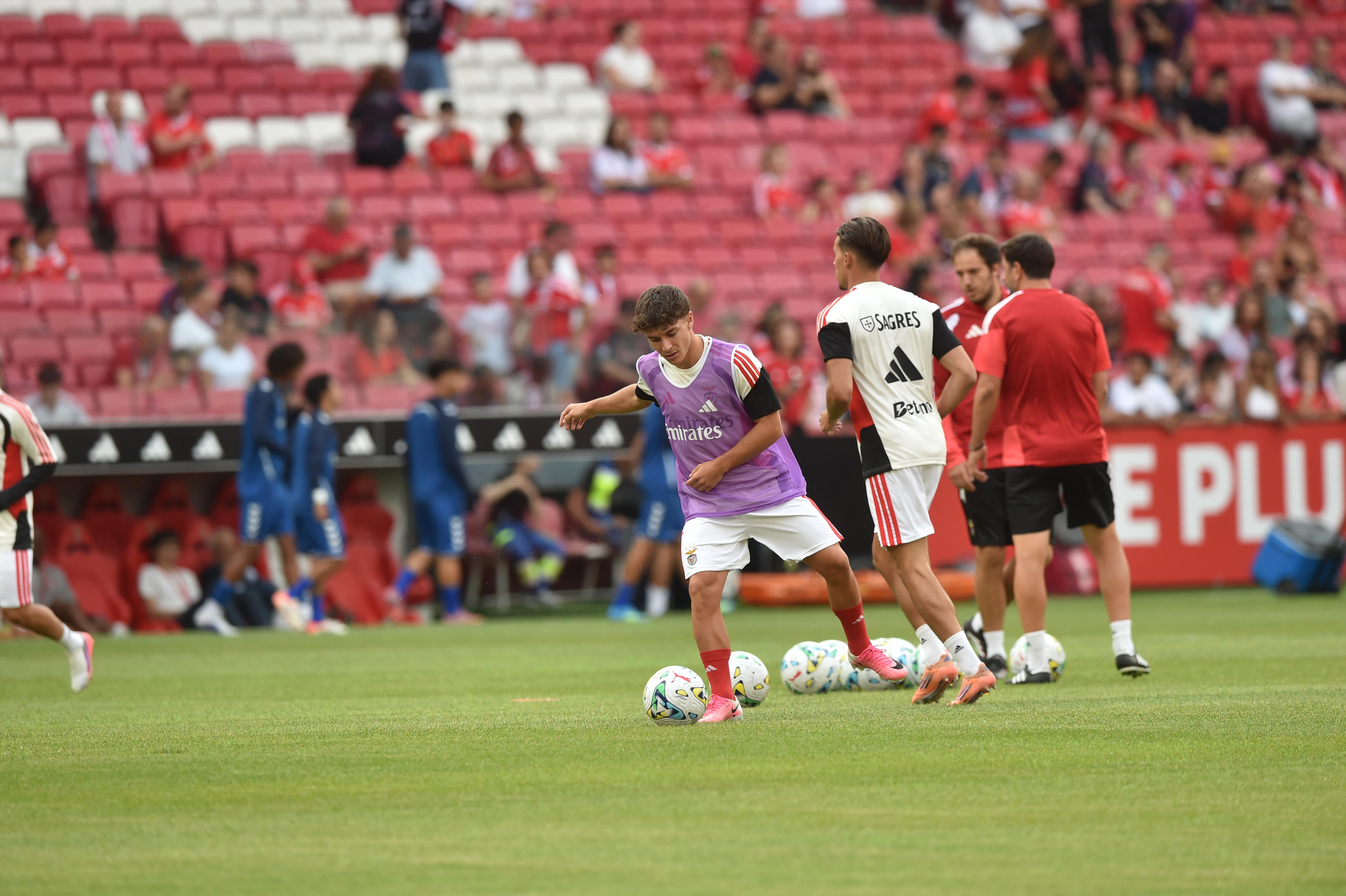 Gonçalo Moreira no aquecimento do Benfica-Belenenses - Foto: Miguel Nunes