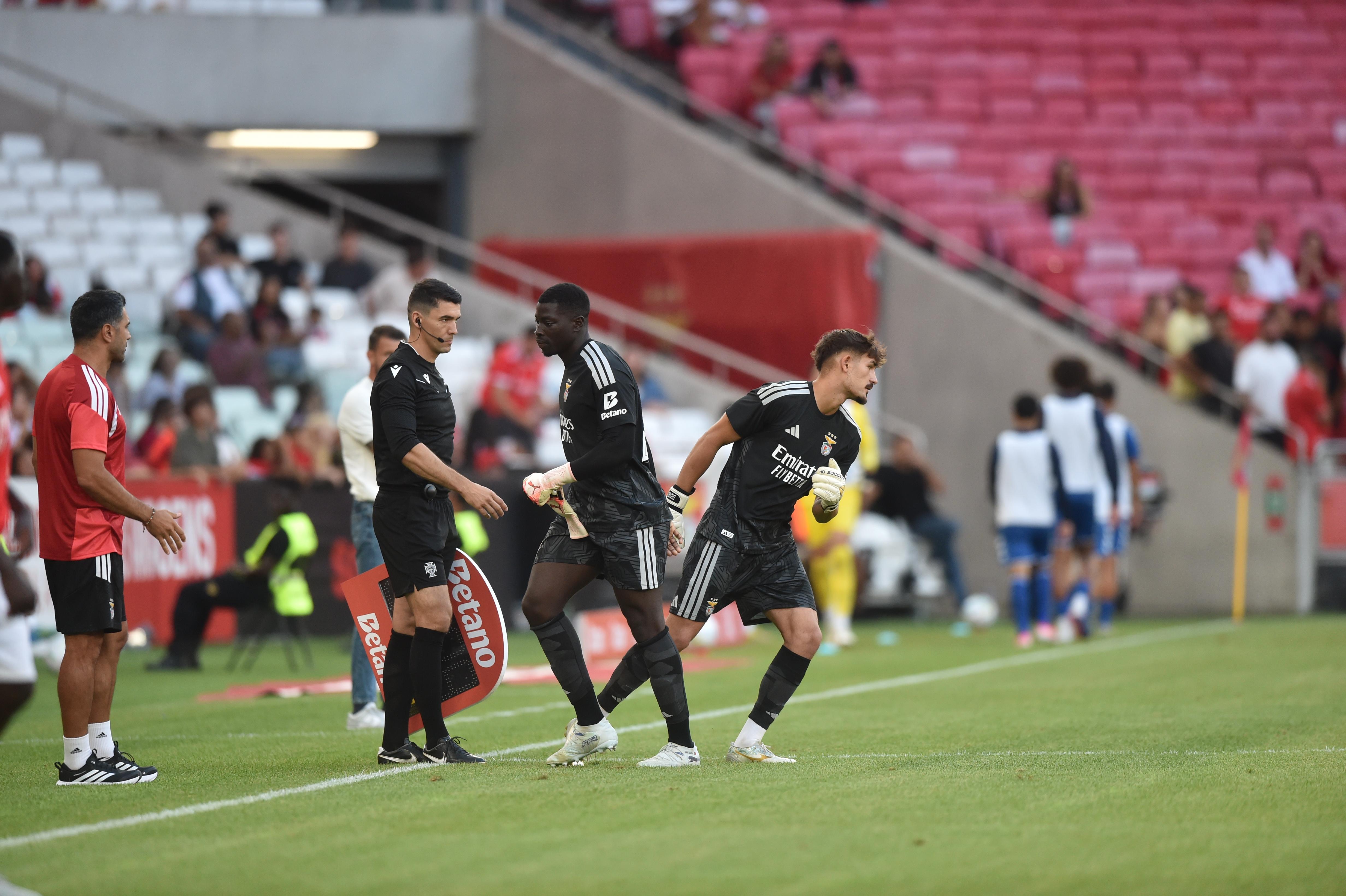 Samuel Soares a dar lugar a Diogo Ferreira no Benfica-Belenenses - Foto: Miguel Nunes