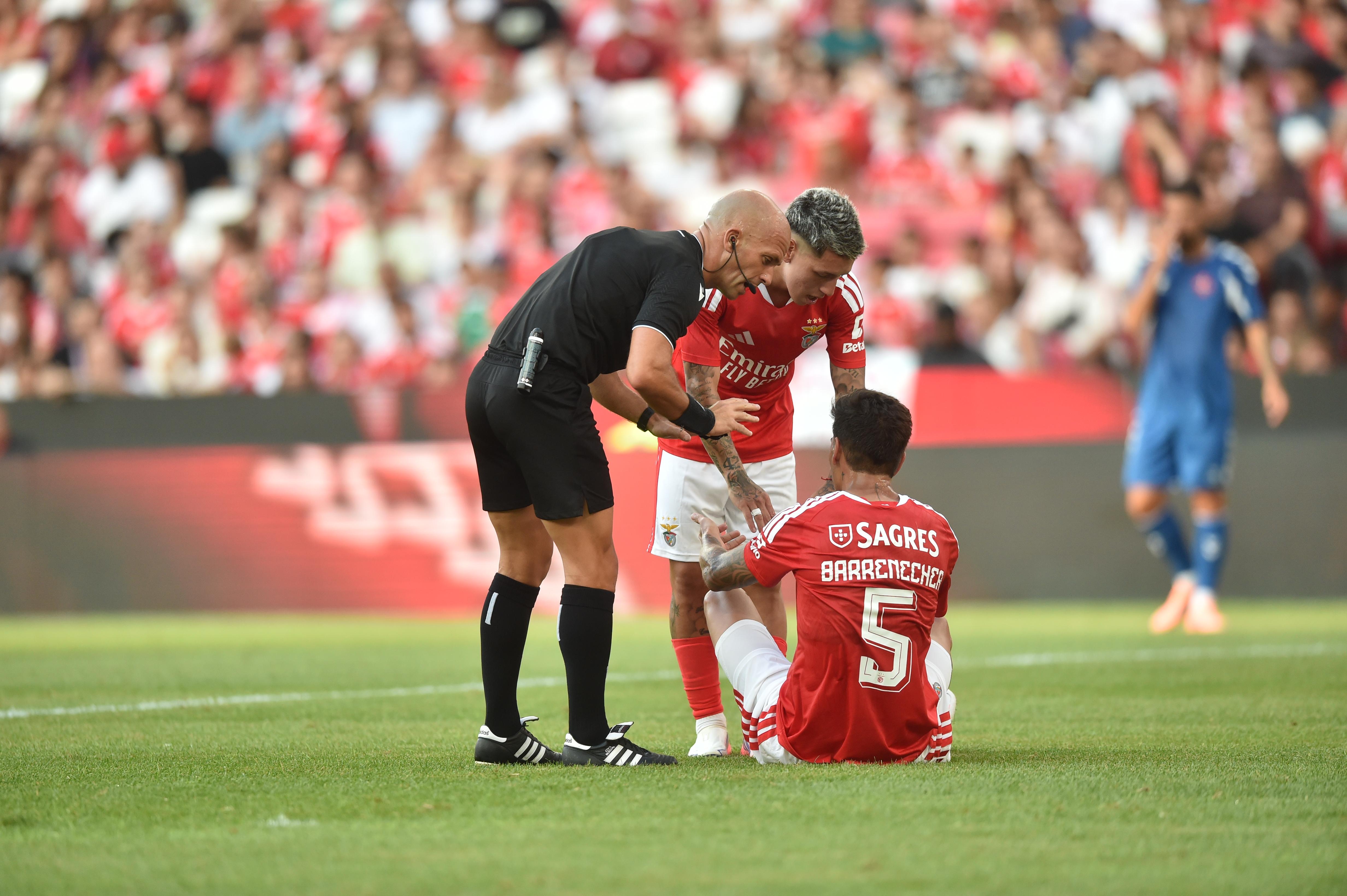 Enzo Barrenechea deitado no chão no Benfica-Belenenses - Foto: Miguel Nunes