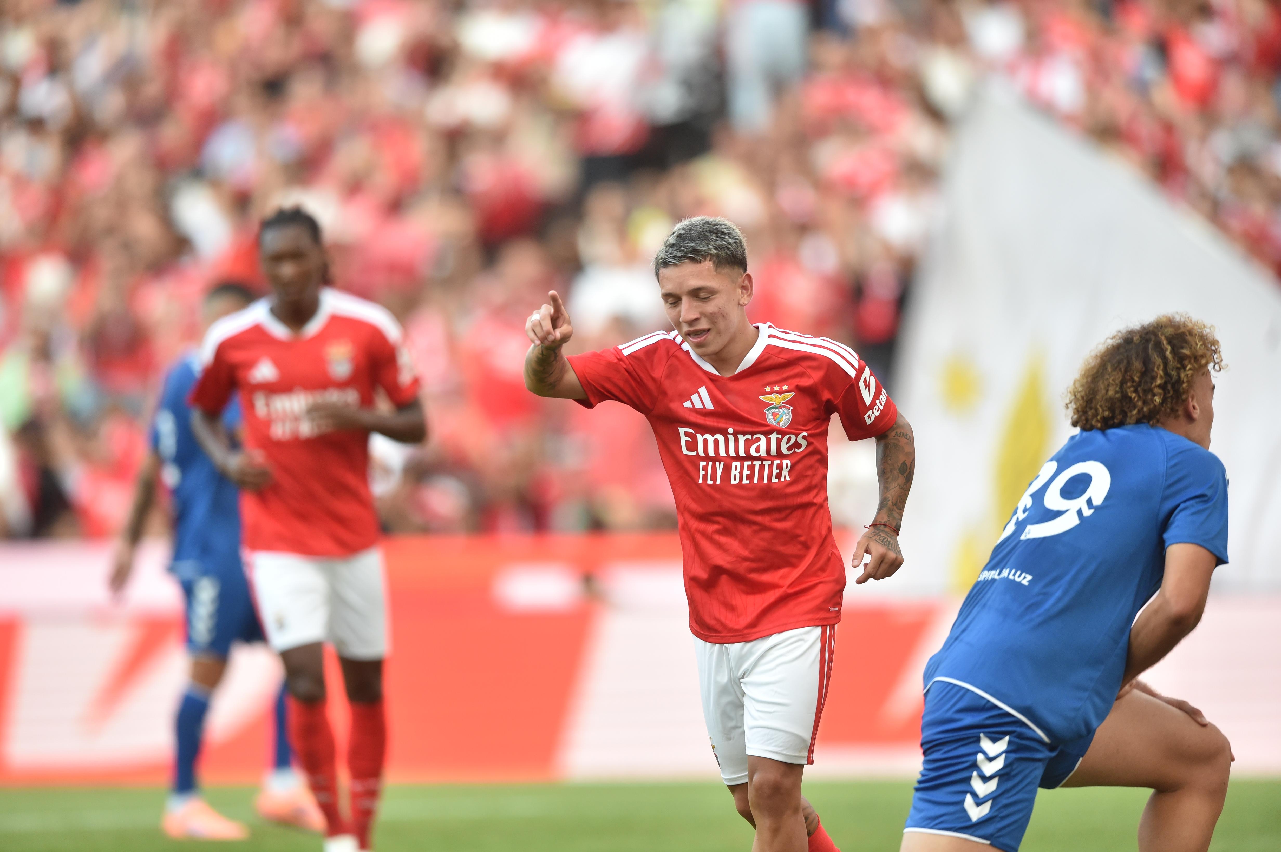 Prestianni a agradecer a Durán no Benfica-Belenenses - Foto: Miguel Nunes