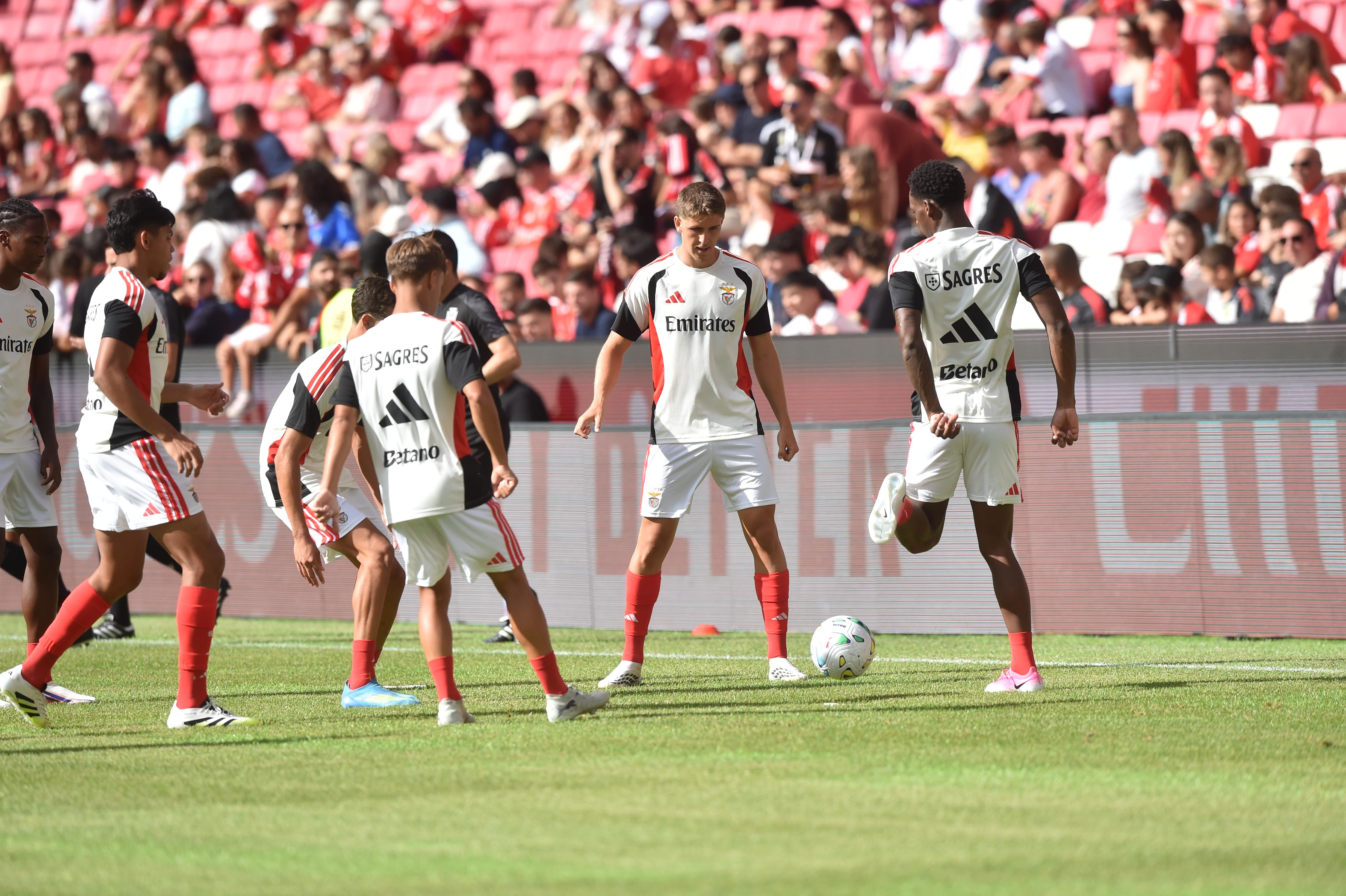 Suplentes no aquecimento do Benfica-Belenenses - Foto: Miguel Nunes