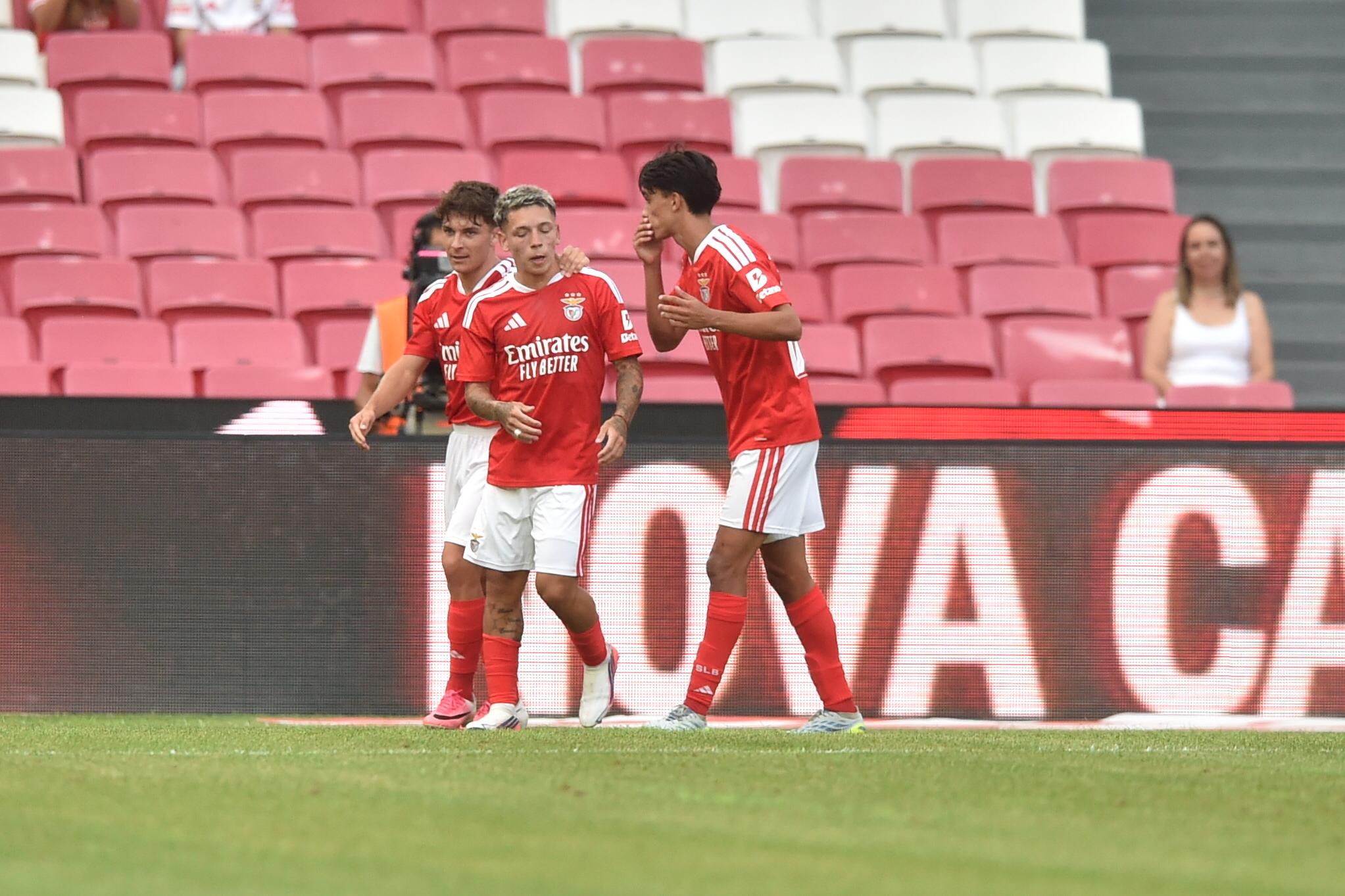 Gianluca Prestianni aproveitou um erro de Afonso Afonso no Benfica-Belenenses - Foto: Miguel Nunes