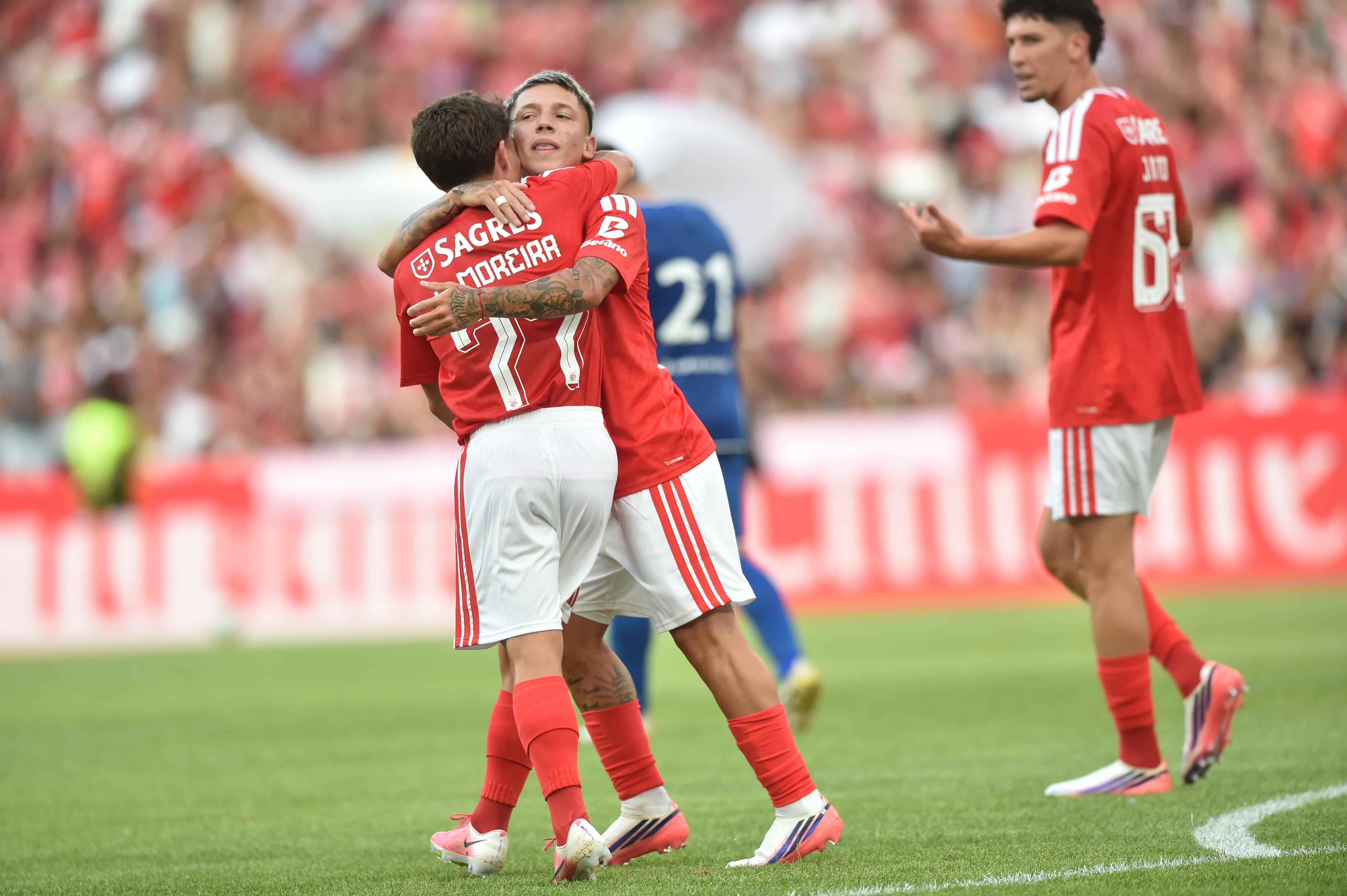 Prestianni abraçado a Gonçalo Moreira no Benfica-Belenenses - Foto: Miguel Nunes