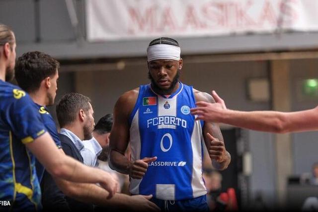 Javian Davis esteve apenas uma temporada no FC Porto e agora está prestes a mudar-se para Alvalade - Foto: FIBA
