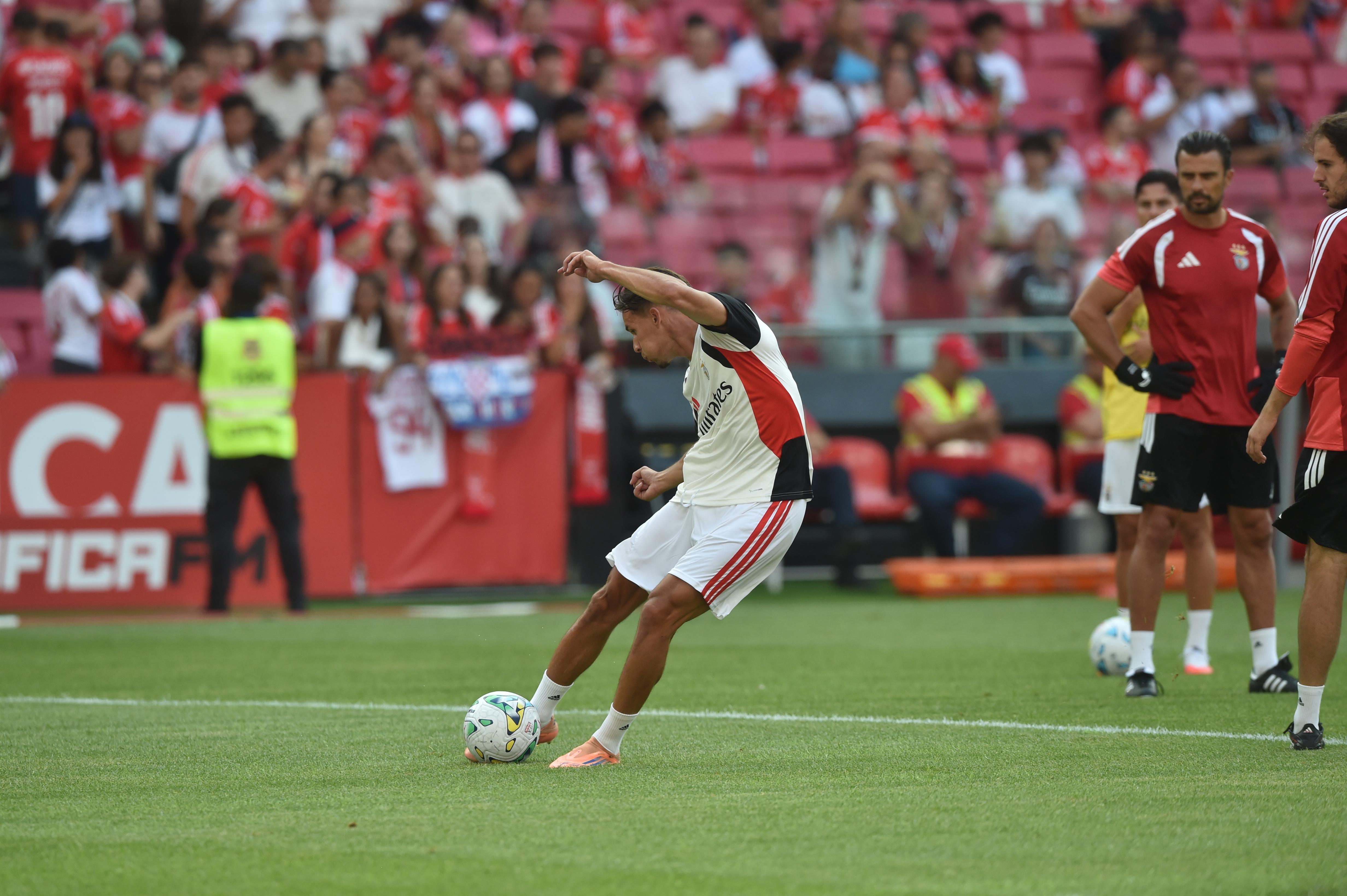 Amar Dedic a rematar no aquecimento do Benfica-Belenenses - Foto: Miguel Nunes