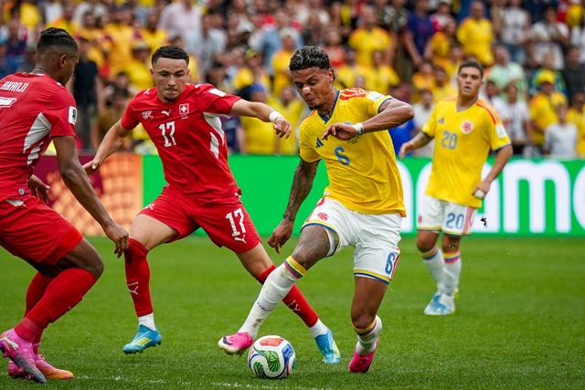 Richard Ríos em ação no jogo entre Colômbia e Suíça nos oitavos de final do Mundial — Foto: IMAGO