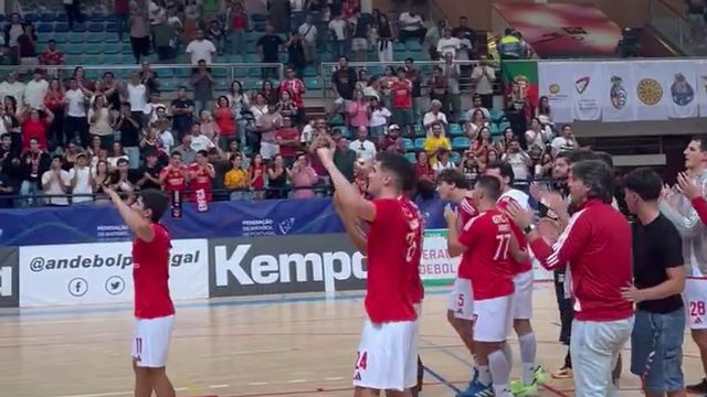 A festa dos jogadores do Benfica com os adeptos após vencerem o FC Porto