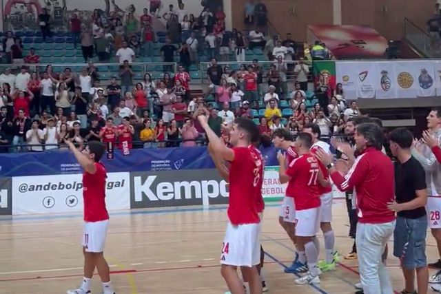 A festa dos jogadores do Benfica com os adeptos após vencerem o FC Porto