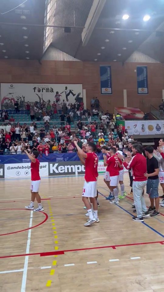 A festa dos jogadores do Benfica com os adeptos após vencerem o FC Porto