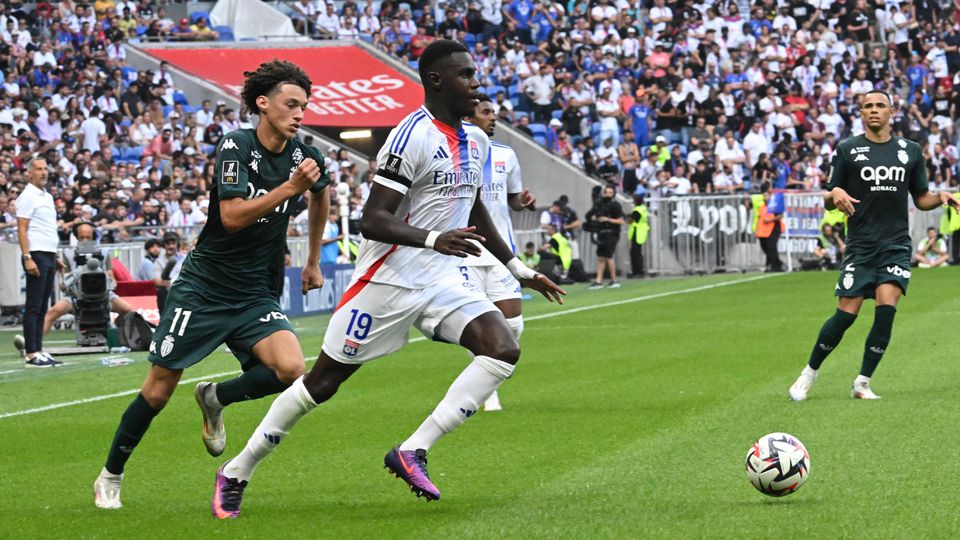 Anthony Lopes assiste do banco a mais um desaire do Lyon