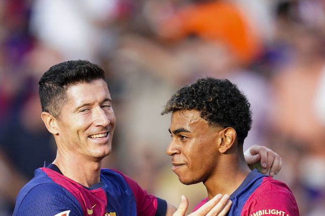 Lewandowski decide no duelo entre os amigos Lamine e Nico