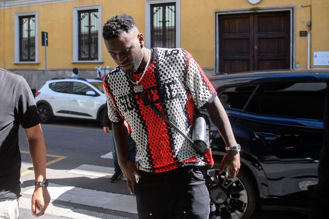 Victor Boniface na chegada a Milão para a realização de testes médicos Foto: IMAGO