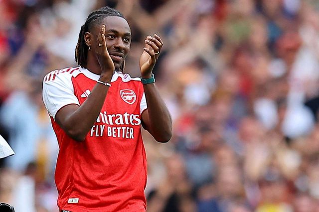 Eberechi Eze foi apresentado no Emirates ao intervalo do jogo com o Leeds