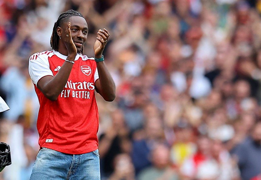 Eberechi Eze foi apresentado no Emirates ao intervalo do jogo com o Leeds