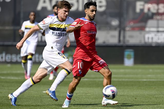 Luís Esteves esconde a bola de Tom van de Looi no jogo entre o Famalicão e o Gil Vicente (FERNANDO VELUDO/LUSA)